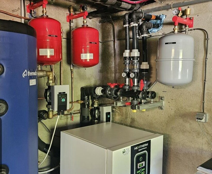 Ballon tampon et pompe à chaleur géothermique Nextherm SmartPack en local technique, réalisation Kraft Géothermie