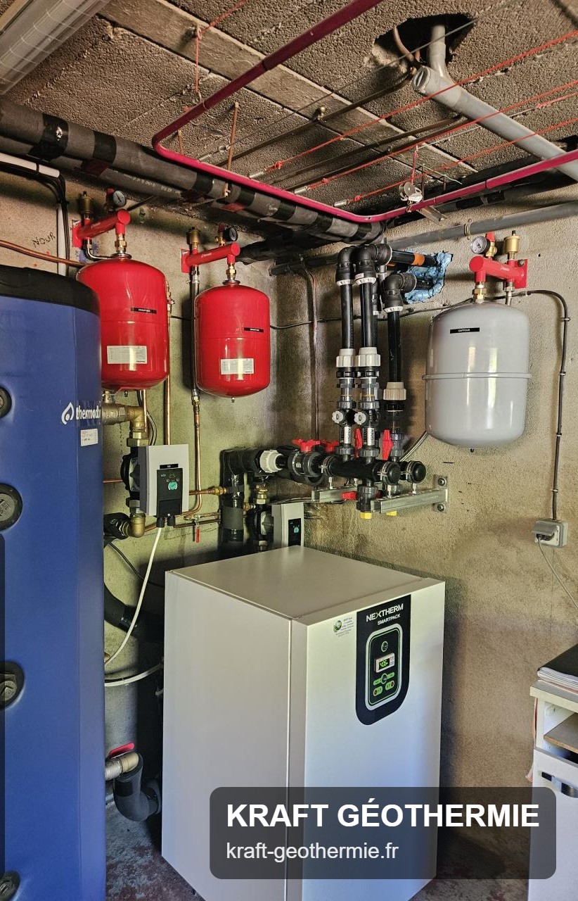 Remplacement d’une pompe à chaleur géothermique Sofath : module Nextherm SmartPack raccordé au ballon tampon en local technique, réalisation Kraft Géothermie