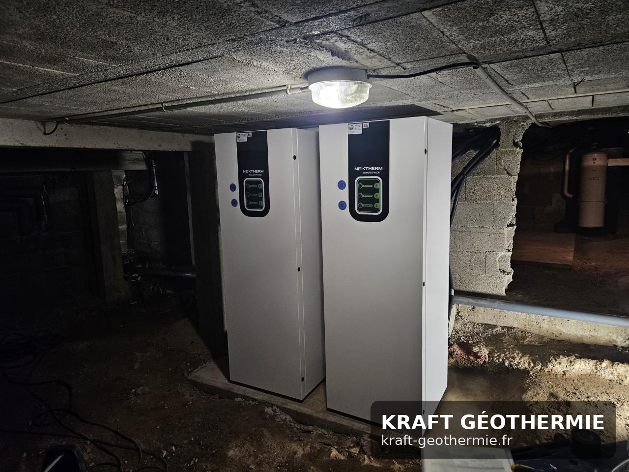 Deux pompes à chaleur géothermiques Nextherm SmartPack installées côte à côte en sous-sol, réalisation Kraft Géothermie