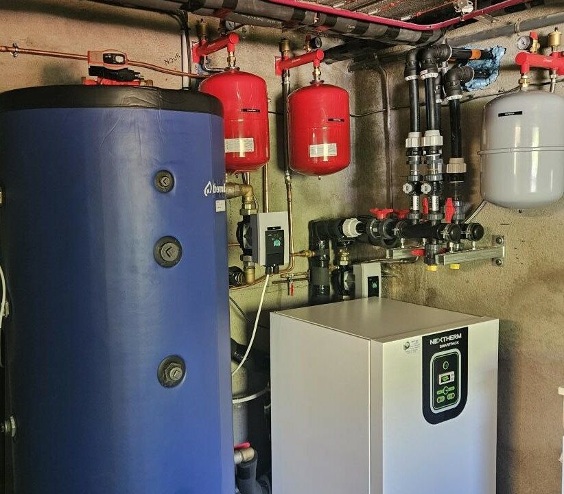 Local technique avec pompe à chaleur géothermique Nextherm SmartPack et ballon tampon, réalisation Kraft Géothermie